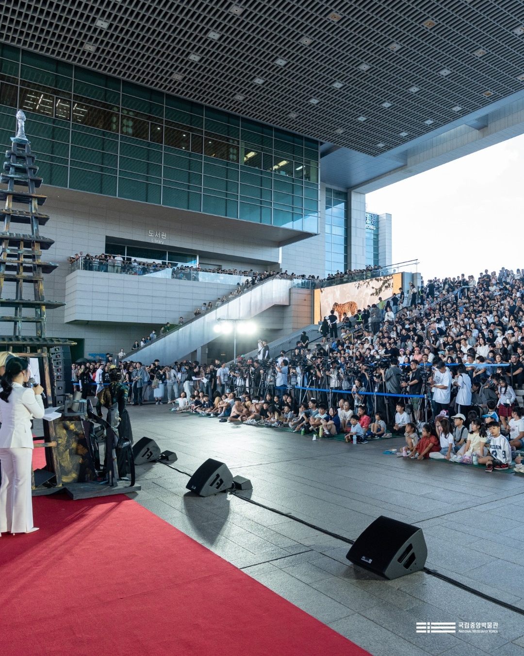 2천 석이 가득 찬 2026 국중박 분장놀이 결선 객석과 사회자