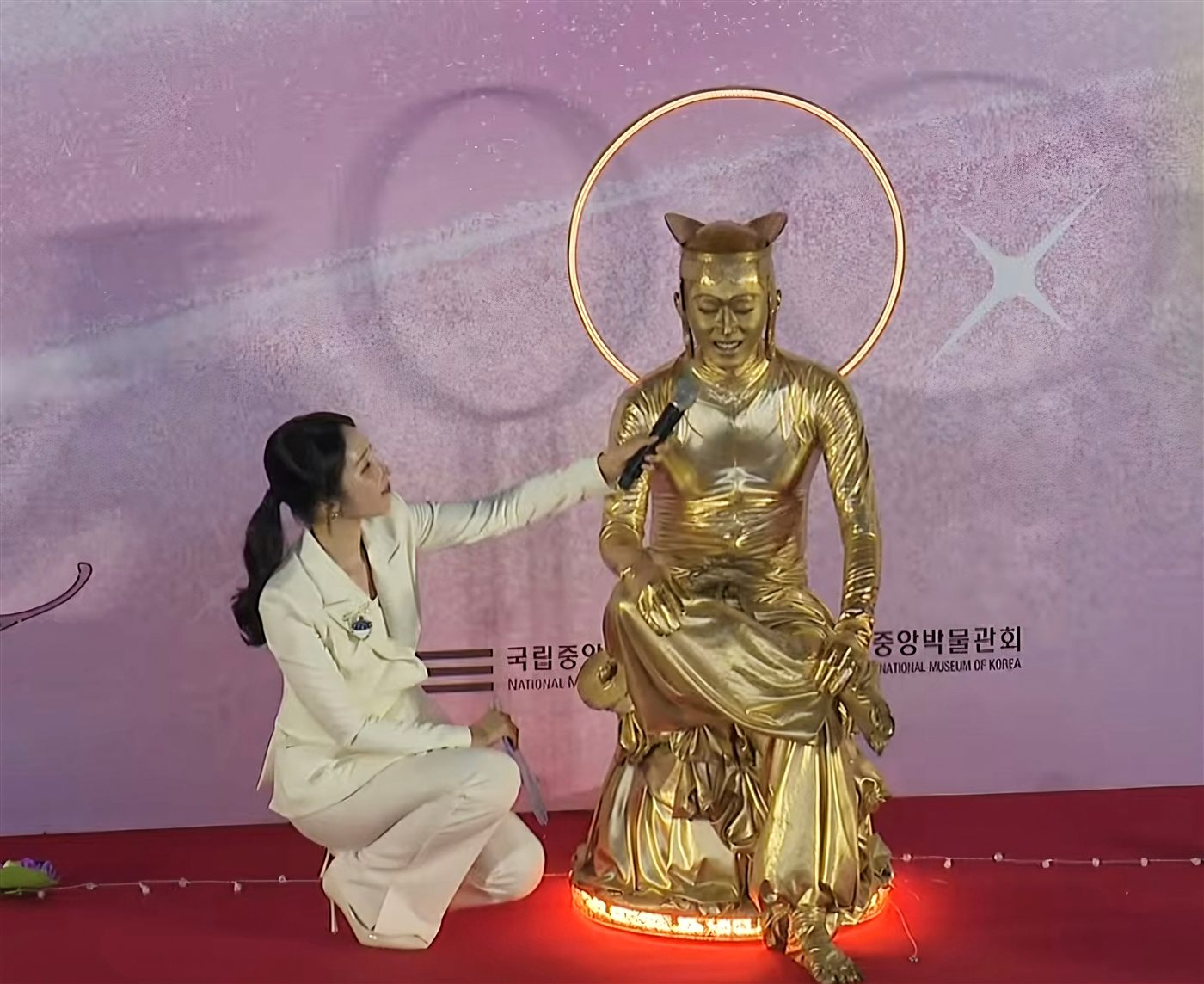 국중박 분장놀이 결선 참가자 인터뷰를 진행하는 국중박 아나운서 이해원